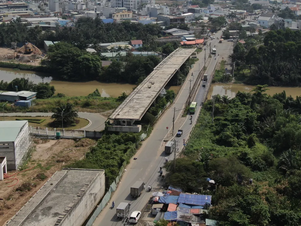 Cầu Tăng Long TP Thủ Đức tái khởi động sau hơn 4 năm tạm ngưng. Ảnh: HOÀNG HÙNG Cầu Tăng Long TP Thủ Đức tái khởi động sau hơn 4 năm tạm ngưng. Ảnh: HOÀNG HÙNG
