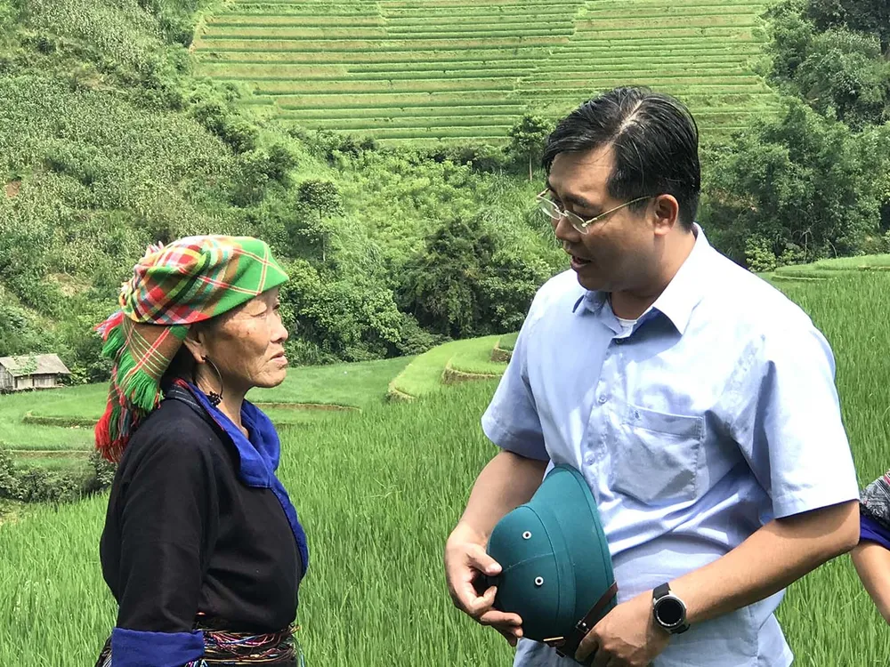 Bí thư Huyện ủy Mù Cang Chải Nông Việt Yên trong “Ngày cuối tuần về cùng dân”. Ảnh: T.H Bí thư Huyện ủy Mù Cang Chải Nông Việt Yên trong “Ngày cuối tuần về cùng dân”. Ảnh: T.H