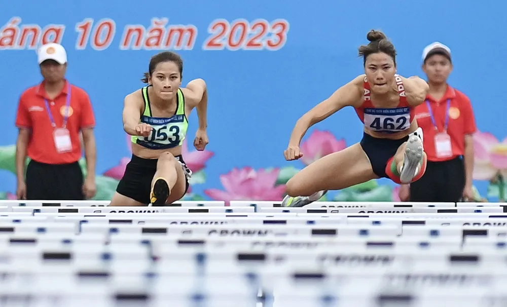 Các VĐV tranh tài ở cự ly 100m rào nữ. Ảnh: P.MINH