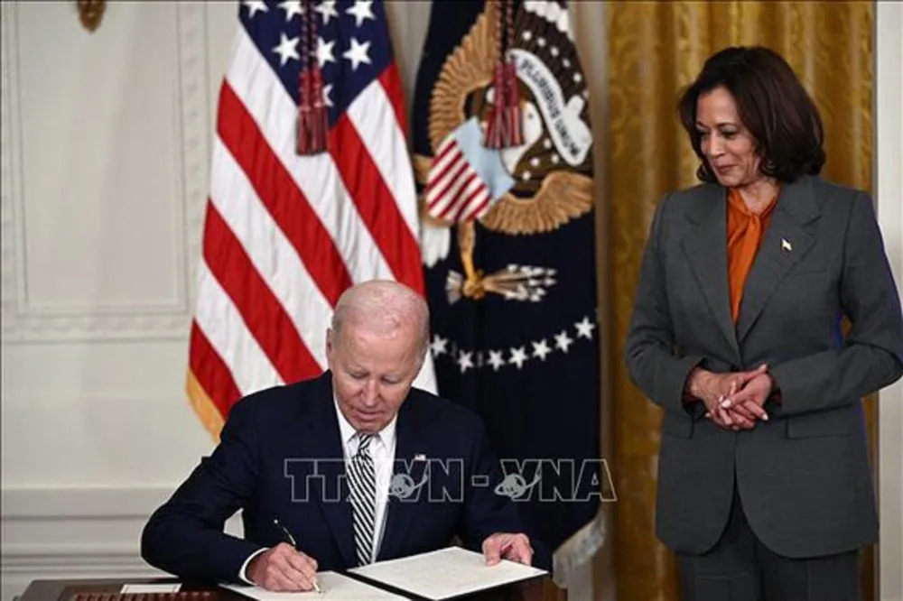 Tổng thống Mỹ Joe Biden ký ban hành sắc lệnh về trí tuệ nhân tạo. Ảnh: TTXVN