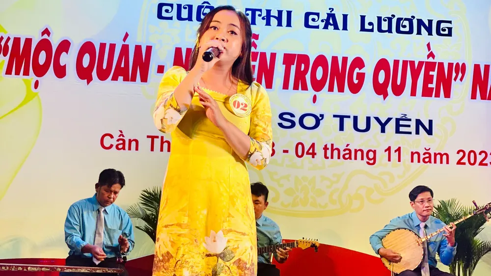 Thí sinh Lê Phạm Thu Hà đến từ Trung tâm Văn hóa nghệ thuật An Giang trình bày tiết mục "Giải oan cho chồng" (Tứ đại oán lớp Hồi thủ)