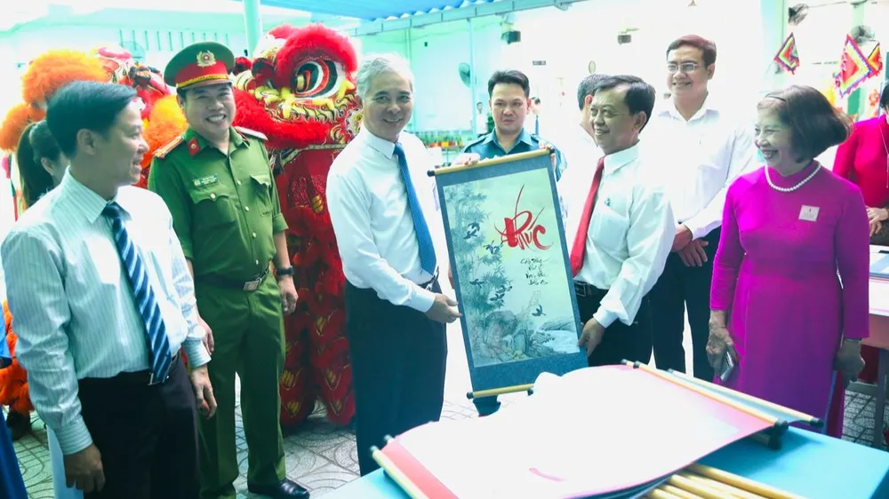 Phó Chủ tịch UBND TPHCM Ngô Minh Châu dự Ngày hội Đại đoàn kết toàn dân tộc năm 2023 ở khu phố 2 (phường 2, quận 5, TPHCM)