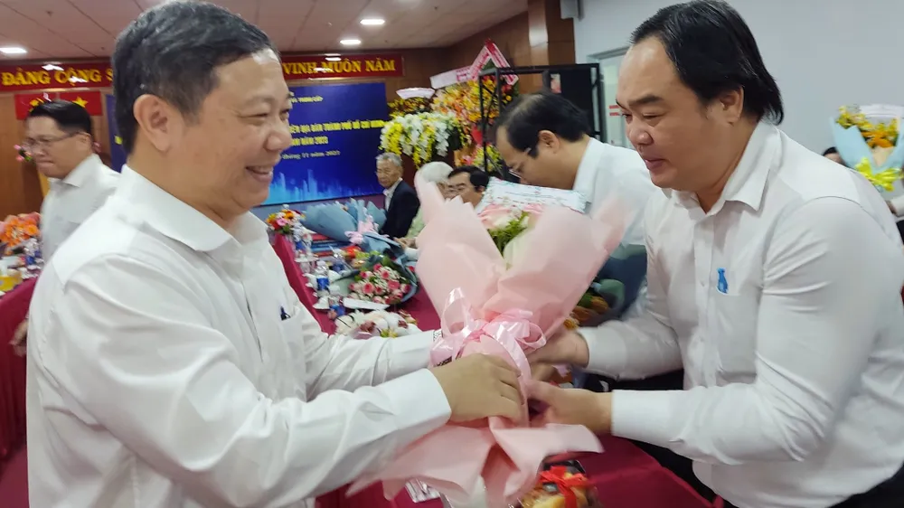 Ông Dương Anh Đức, Phó Chủ tịch UBND TP, Chủ tịch Hội đồng hiệu trưởng các trường nghề tặng hoa tri ân thầy cô giáo khối GDNN, nhân hướng tới kỷ niệm Ngày Nhà giáo Việt Nam 20-11. ẢNH: QUANG HUY