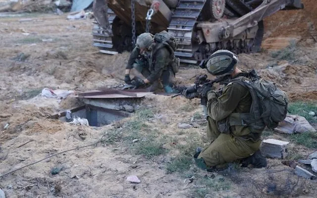 Quân đội Israel trước một cửa hầm của Hamas ở Dải Gaza. Ảnh: IDF
