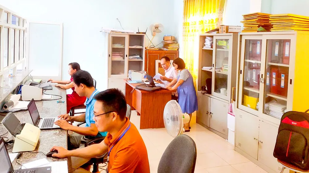 Bộ phận một cửa xã Trường Thủy, huyện Lệ Thủy, tỉnh Quảng Bình buổi sáng làm việc tại trụ sở xã Văn Thủy, buổi chiều về làm việc tại trụ sở xã Trường Thủy. Ảnh: MINH PHONG