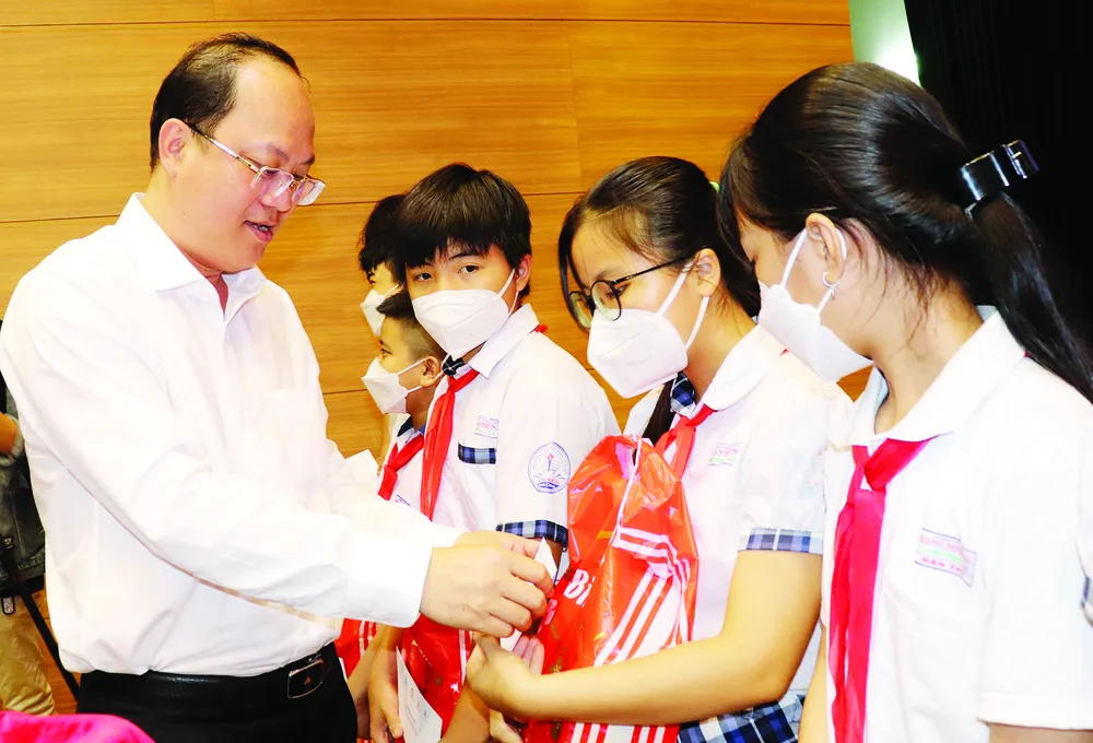 Phó Bí thư Thành ủy TPHCM Nguyễn Hồ Hải trao quà chăm lo trẻ mồ côi do Covid-19. Ảnh: THÁI PHƯƠNG
