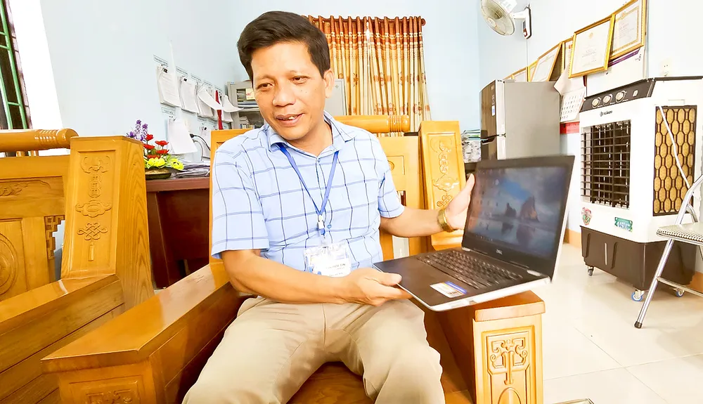 Ông Phan Hữu Tình, Chủ tịch UBND xã Trường Thủy (sáp nhập 2 xã Văn Thủy và Trường Thủy) huyện Lệ Thủy, tỉnh Quảng Bình, cho biết, sáng làm việc ở trụ sở xã Văn Thủy, chiều về làm việc ở trụ sở xã Trường Thủy Ảnh: MINH PHONG