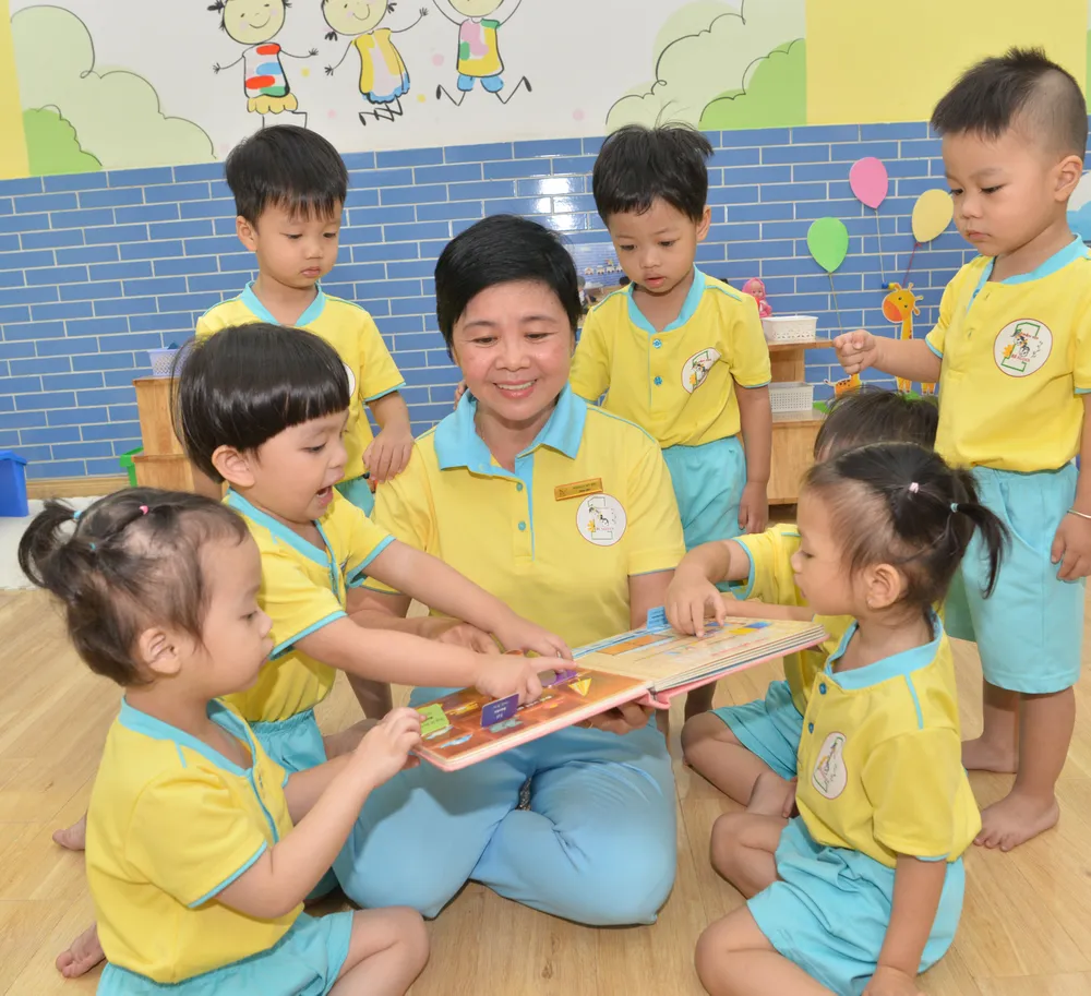 Cô Đoàn Lý Mỹ Em, giáo viên Trường Mầm non Bé Ngoan (quận 1) với học sinh. Ảnh: CAO THĂNG