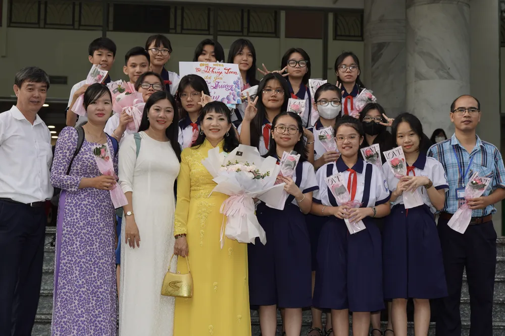 Cô Ngô Thị Thúy Loan, giáo viên Trường THCS Phú Thọ (quận 11) chụp ảnh cùng học sinh. Ảnh: Hoàng Hùng