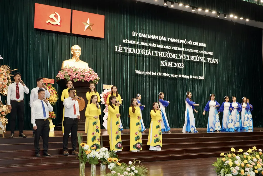 Các tiết mục văn nghệ tôn vinh những tấm lòng tâm huyết với sự nghiệp "trồng người". Ảnh: Hoàng Hùng