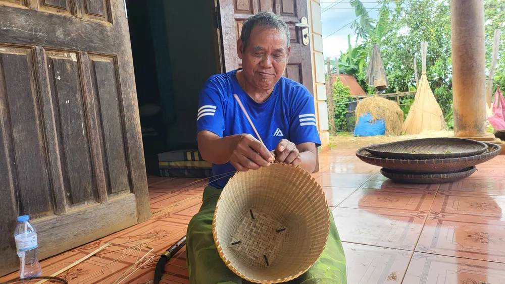 Nhà cách nhà máy chế biến mủ cao su khoảng 800m, ông Kpuih Nhoaih (xã Ia Boòng) vẫn ngửi thấy mùi hôi