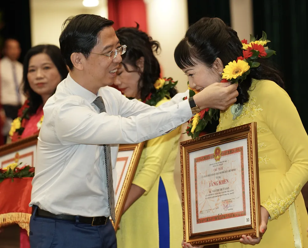 Phó Tổng Biên tập Thường trực Báo SGGP Nguyễn Thành Lợi tặng bằng khen cho cán bộ, giáo viên được nhận Giải thưởng Võ Trường Toản năm 2023. Ảnh: HOÀNG HÙNG Phó Tổng Biên tập Thường trực Báo SGGP Nguyễn Thành Lợi tặng bằng khen cho cán bộ, giáo viên được nhận Giải thưởng Võ Trường Toản năm 2023. Ảnh: HOÀNG HÙNG