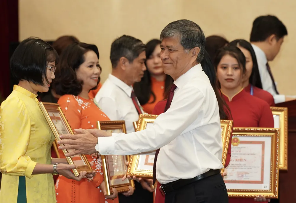 Giám đốc Sở GD-ĐT TPHCM Nguyễn Văn Hiếu tặng bằng khen cho cán bộ, giáo viên nhận Giải thưởng Võ Trường Toản năm 2023. Ảnh: HOÀNG HÙNG Giám đốc Sở GD-ĐT TPHCM Nguyễn Văn Hiếu tặng bằng khen cho cán bộ, giáo viên nhận Giải thưởng Võ Trường Toản năm 2023. Ảnh: HOÀNG HÙNG