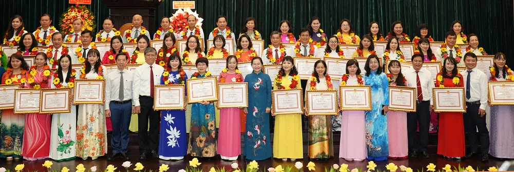 50 cán bộ, giáo viên được tôn vinh Giải thưởng Võ Trường Toản năm 2023 chụp ảnh lưu niệm. Ảnh: HOÀNG HÙNG 50 cán bộ, giáo viên được tôn vinh Giải thưởng Võ Trường Toản năm 2023 chụp ảnh lưu niệm. Ảnh: HOÀNG HÙNG