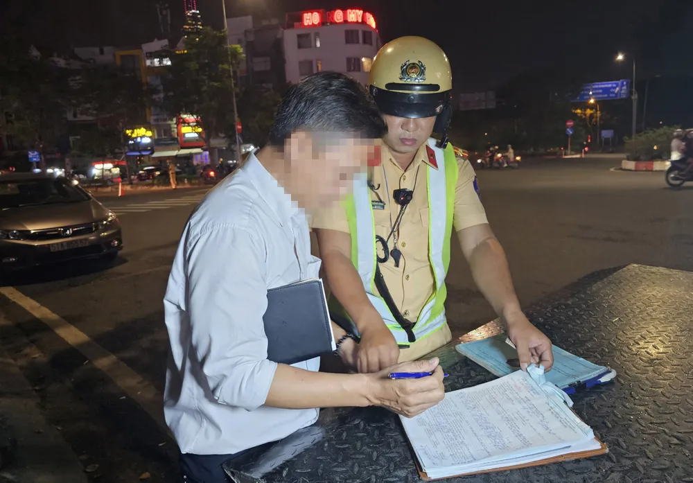 Lực lượng chức năng làm việc với ông N.N.H. Ảnh: THU HOÀI