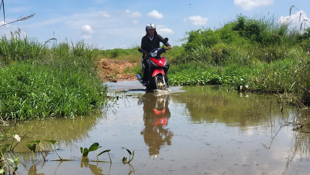 Suối bị ô nhiễm do trại heo, anh Triệu Văn On, nguyên Trưởng thôn Đoàn Kết phải bán đất để chuyển đi nơi khác sống