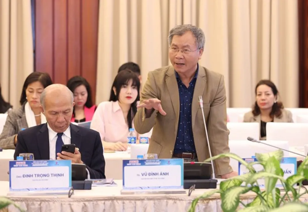 Tiến sĩ Vũ Đình Ánh, chuyên gia kinh tế, phát biểu tại diễn đàn. Ảnh: QUANG PHÚC