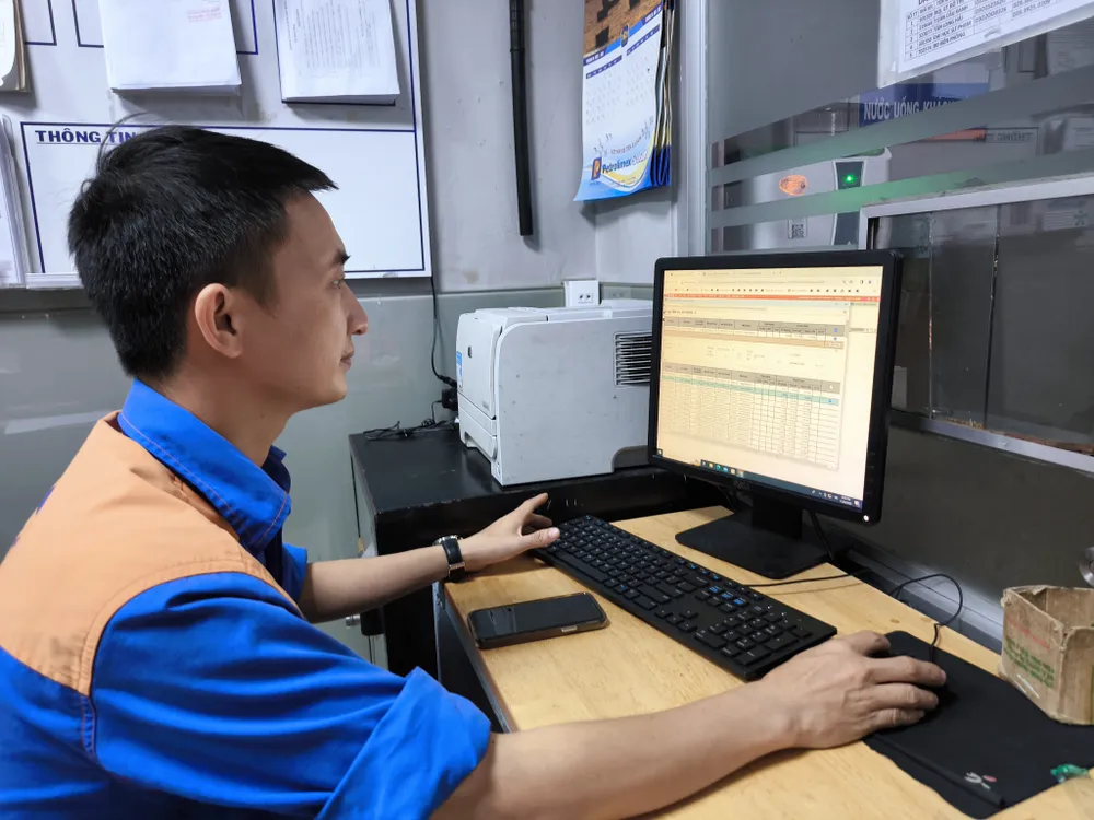 Xuất hóa đơn điện tử ngày 20-11-2023 tại cây xăng Petrolimex Petrol trên đường Nguyễn Văn Cừ, quận 5, TPHCM. Ảnh: HOÀNG HÙNG