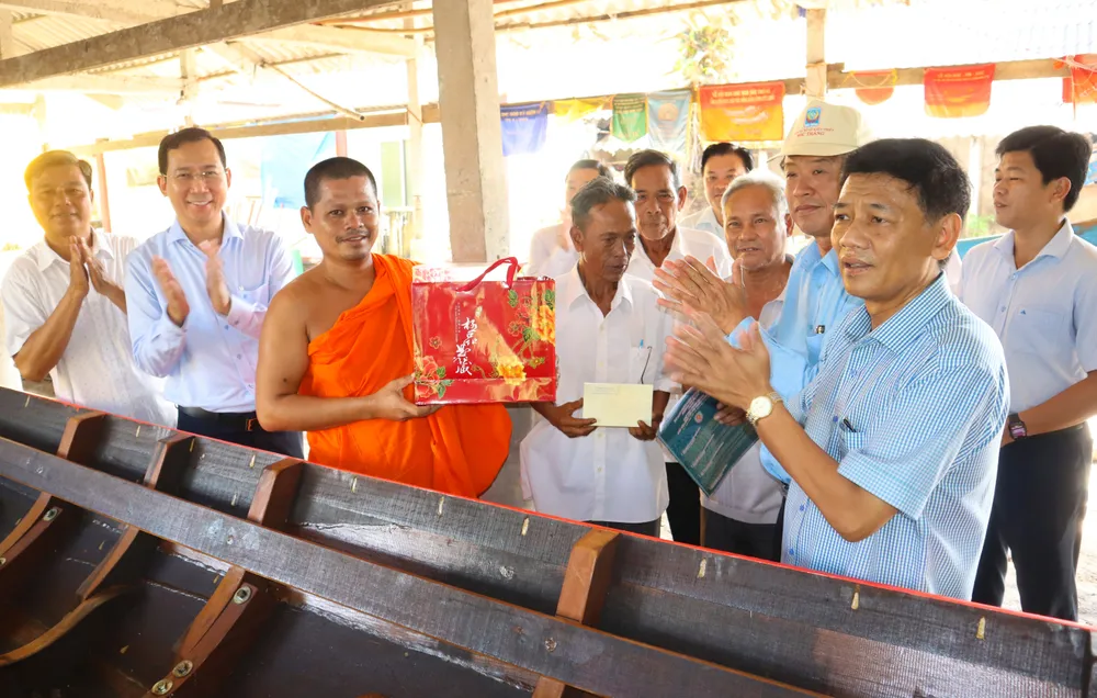 Bí thư Tỉnh ủy Sóc Trăng Lâm Văn Mẫn tặng quà cho đại diện các chùa