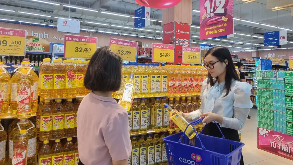 Nhiều sản phẩm, thực phẩm đang được giảm giá mạnh tại siêu thị