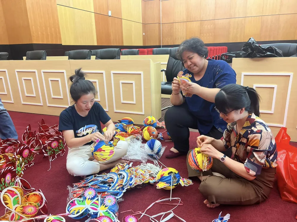 Chị Bùi Thạch Thảo chăm chút từng chiếc lồng đen trao cho trẻ em mùa Trung thu