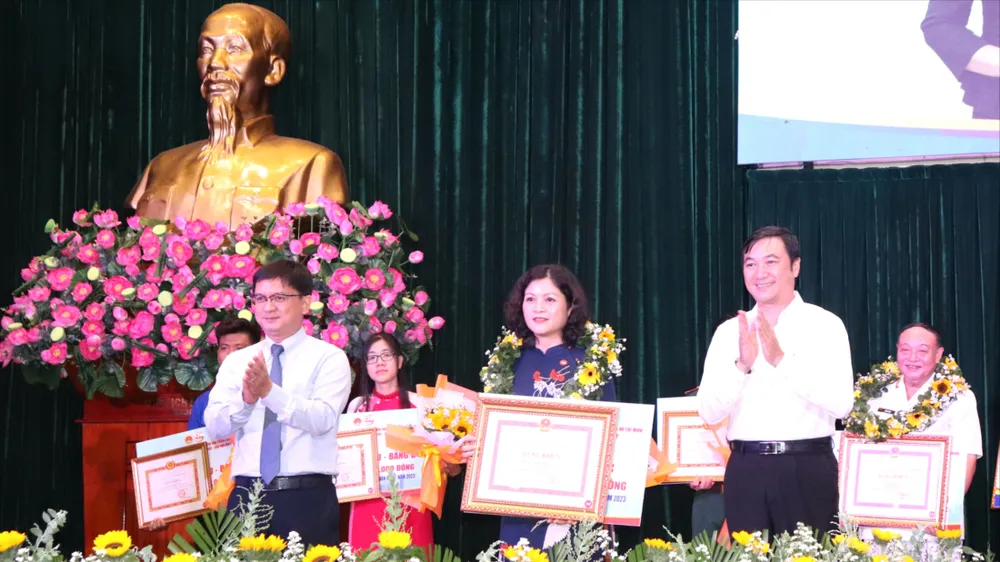 Đồng chí Vũ Anh Tuấn, Vụ trưởng, Trưởng Cơ quan Thường trực khu vực miền Nam Ban Dân vận Trung ương và đồng chí Nguyễn Mạnh Cường, Trưởng Ban Dân vận Thành ủy TPHCM trao giải Nhất đến thí sinh các bảng thi