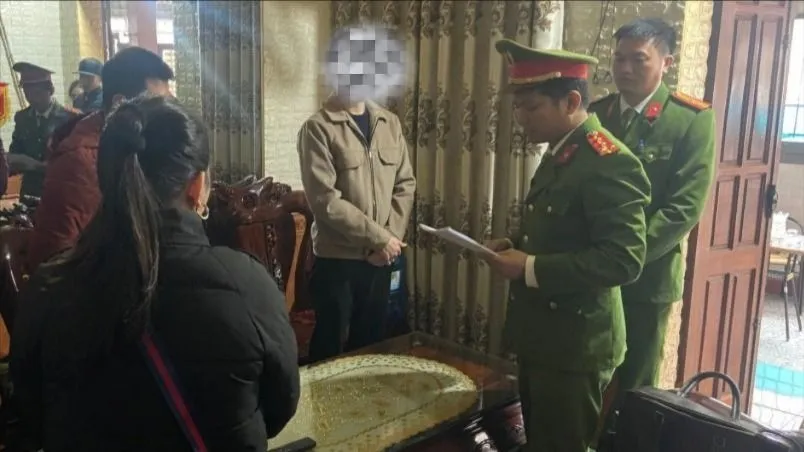 Công an thị xã Hồng Lĩnh đọc quyết định khởi tố vụ án, khởi tố bị can và lệnh tạm giam đối với Đặng Bá Tuấn. Ảnh: Công an Hà tĩnh cung cấp