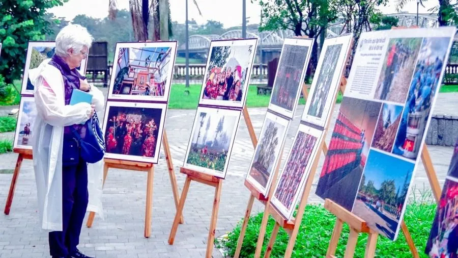 Du khách nước ngoài tham quan triển lãm