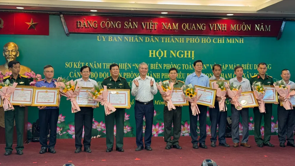 Phó Chủ tịch UBND TPHCM Ngô Minh Châu tặng bằng khen cho tập thể, cá nhân có thành tích xuất sắc trong thực hiện “Ngày Biên phòng toàn dân” giai đoạn 2019-2024