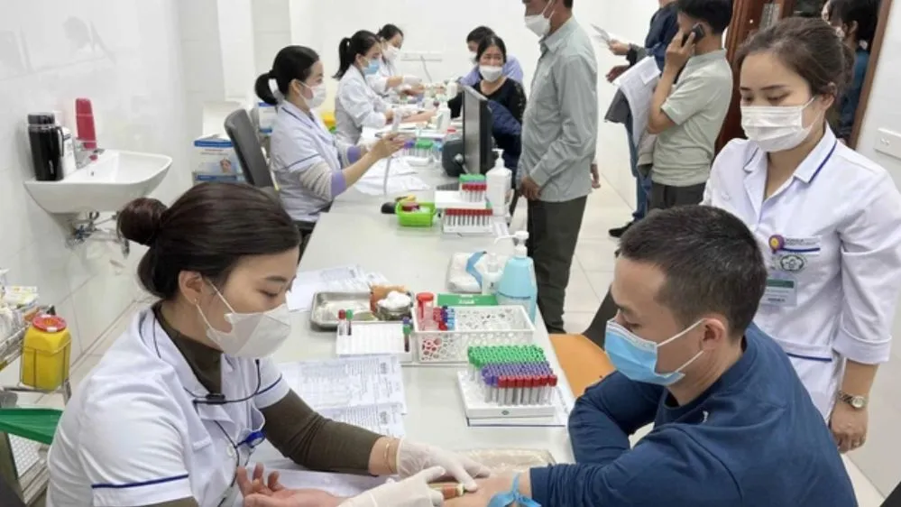 Nhiều người liệt dây thần kinh, méo miệng vì rét kéo dài