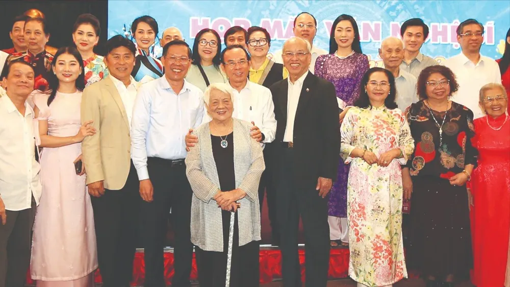 Bí thư Thành ủy TPHCM Nguyễn Văn Nên cùng các đồng chí lãnh đạo TPHCM với các văn nghệ sĩ. Ảnh: DŨNG PHƯƠNG