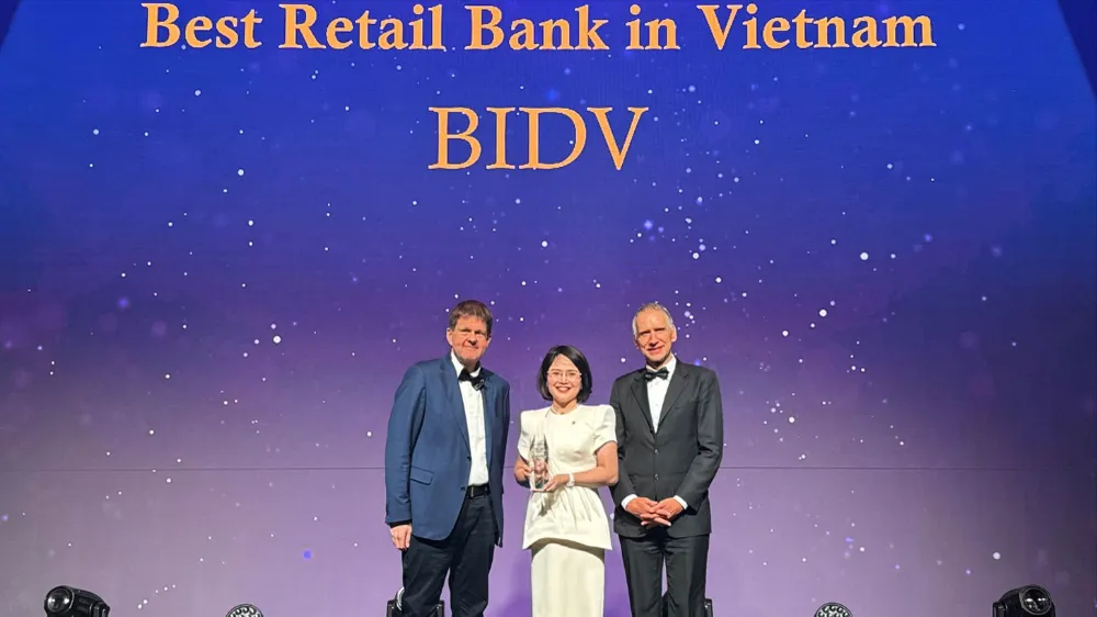 Bà Nguyễn Thị Quỳnh Giao, Phó Tổng Giám đốc BIDV đại diện Ngân hàng nhận giải thưởng từ The Asian Banker