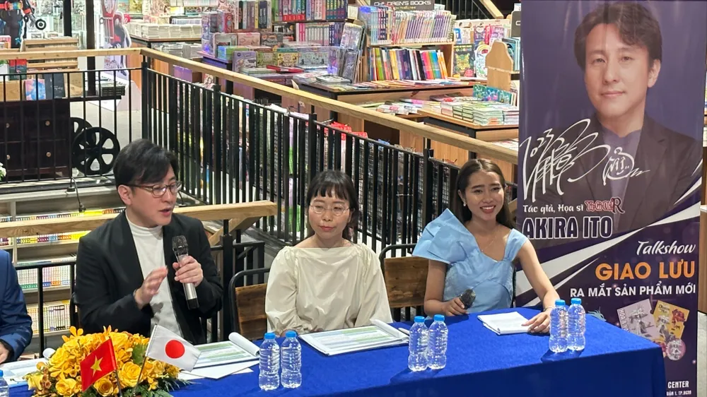 Họa sĩ Akira Ito (ngoài cùng bên trái) chia sẻ với bạn đọc hâm mộ