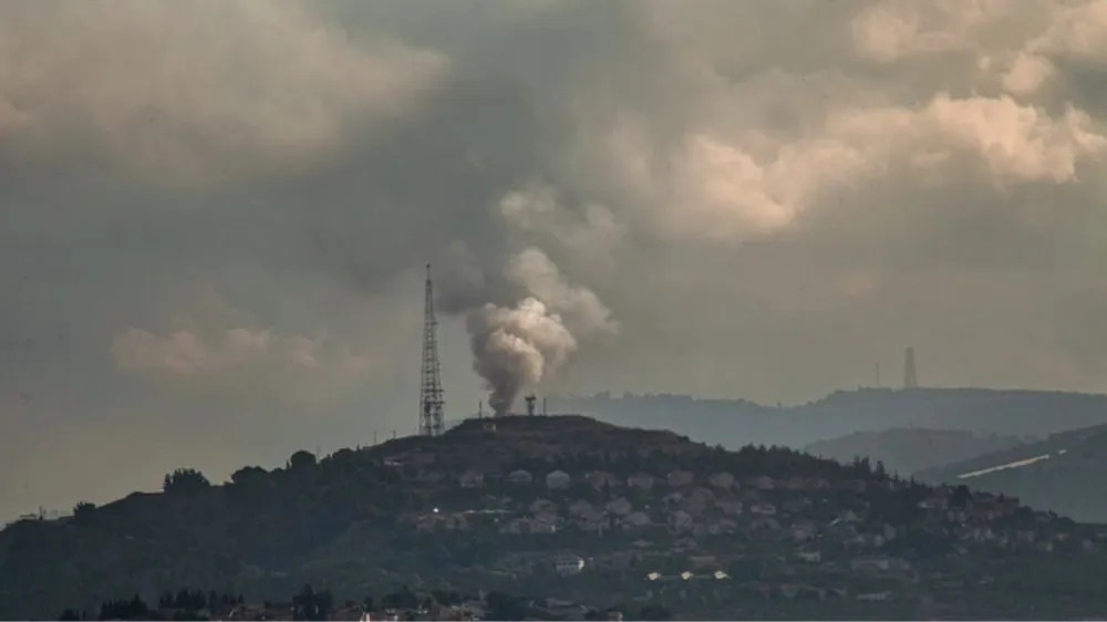 Khói bốc lên sau vụ tấn công của Phong trào Hezbollah nhằm vào một tiền đồn quân sự Israel ở Metulla, giáp với miền Nam Liban, ngày 17/11/2023. Ảnh: AFP/TTXVN