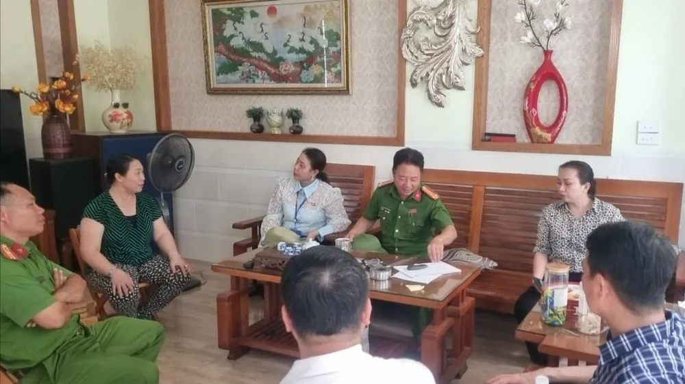 Lãnh đạo UBND phường 11, TP Vũng Tàu đến nhà vận động người dân bàn giao mặt bằng thực hiện dự án.jpg