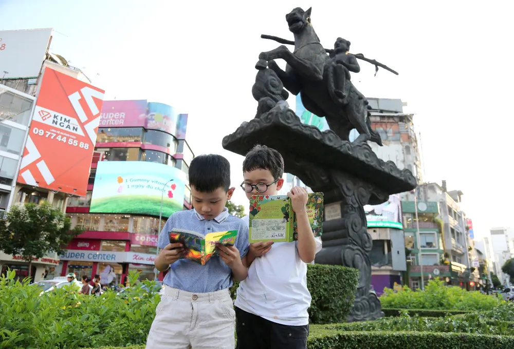 PSA Anh10-doc sach.jpg