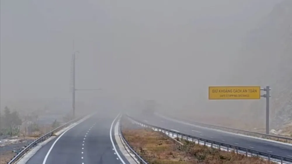 Bụi bay mù mịt làm hạn chế tầm nhìn của tài xế trên cao tốc Nha Trang - Cam Lâm