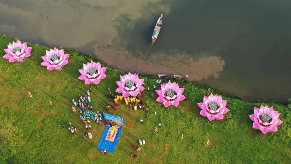 Hạ thuỷ 7 đoá sen khổng lồ giữa sông Hương kính mừng Đại lễ Phật đản PL.2568