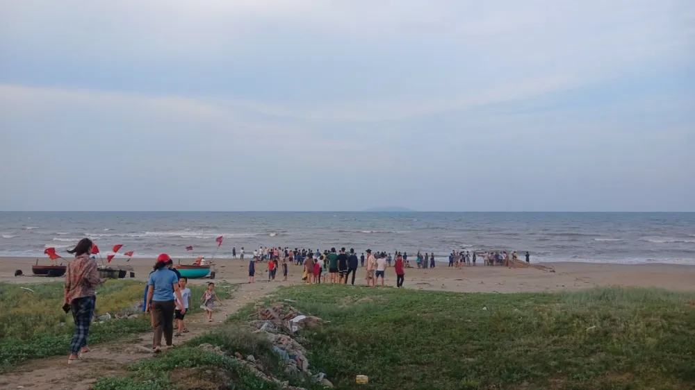 Lực lượng chức năng và người dân đang nỗ lực tìm kiếm nạn nhân 