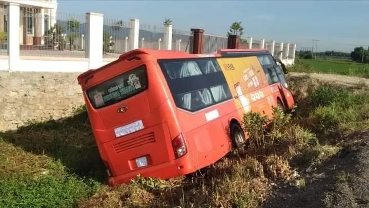 Hiện trường xe khách lật nghiêng