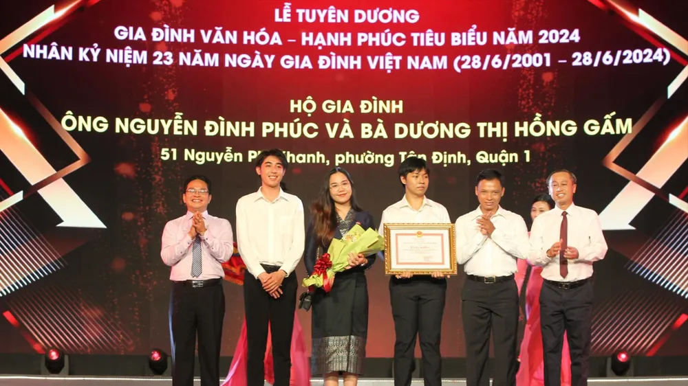 Đồng chí Huỳnh Thanh Nhân, Phó Chủ tịch HĐND TPHCM và đồng chí Phạm Minh Tuấn, Phó Chủ tịch UBMTTQ Việt Nam TPHCM, trao tặng Bằng khen của UBND Thành phố và hoa cho các gia đình đạt danh hiệu Gia đình văn hóa – Hạnh phúc tiêu biểu năm 2024. Ảnh: DŨNG PHƯƠNG