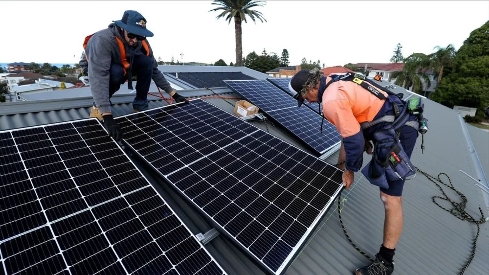 Lắp đặt các tấm pin năng lượng Mặt trời trên mái một ngôi nhà ở TP Sydney, Australia. Ảnh: BLOOMBERG