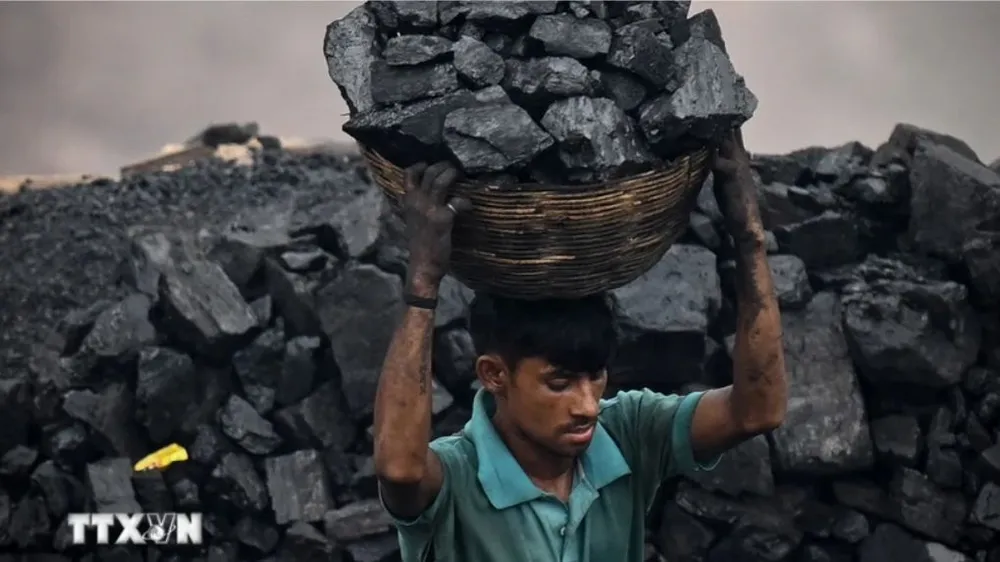 Thu nhặt than đá tại một khu mỏ ở ngoại ô Dhanbad, Ấn Độ. Ảnh: AFP/TTXVN