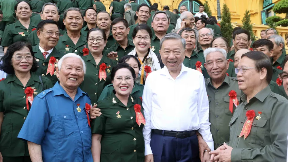 Chủ tịch nước Tô Lâm với các đại biểu cựu thanh niên xung phong. Ảnh: TTXVN