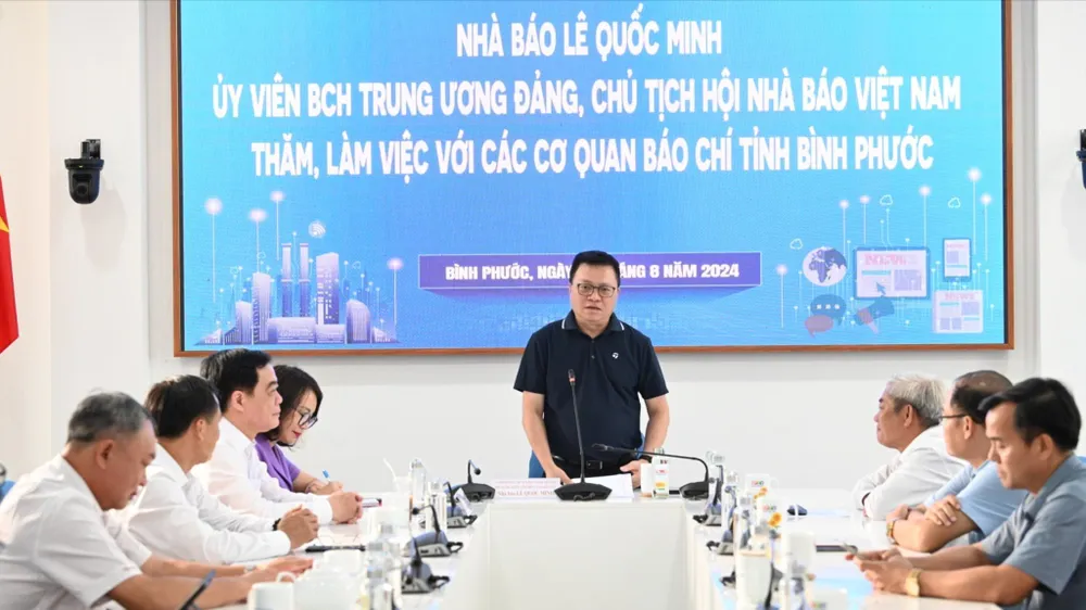 Nhà báo Lê Quốc Minh phát biểu tại buổi làm việc. Ảnh: X.TÚC