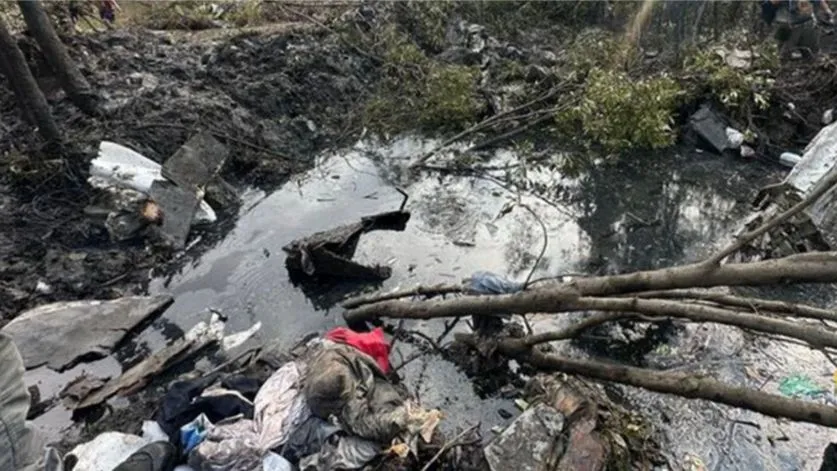 Xác máy bay rơi xuống khu vực đầm lầy. Ảnh: Bangkok Post