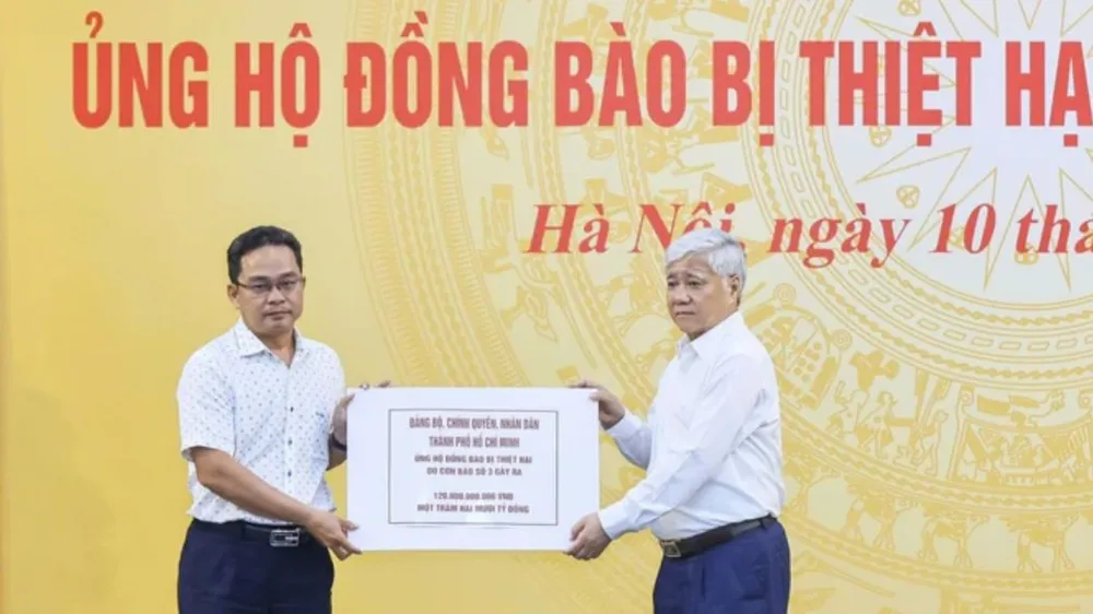 Đại diện Ủy ban MTTQ Việt Nam TPHCM trao bảng tượng trưng 120 tỷ đồng do Đảng bộ, chính quyền, nhân dân TPHCM ủng hộ tại Lễ phát động ủng hộ đồng bào bị thiệt hại do bão số 3 gây ra của Ủy ban Trung ương MTTQ Việt Nam, chiều 10-9