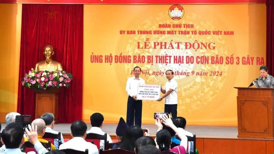 Đồng chí Đào Minh Tú, Phó Thống đốc Thường trực NHNN, Chủ tịch Công đoàn Ngân hàng Việt Nam, đại diện ngành ngân hàng, trao số tiền 38,4 tỷ đồng tại lễ phát động của Ủy ban Trung ương Mặt trận Tổ quốc Việt Nam, để ủng hộ đồng bào bị thiệt hại do bão số 3