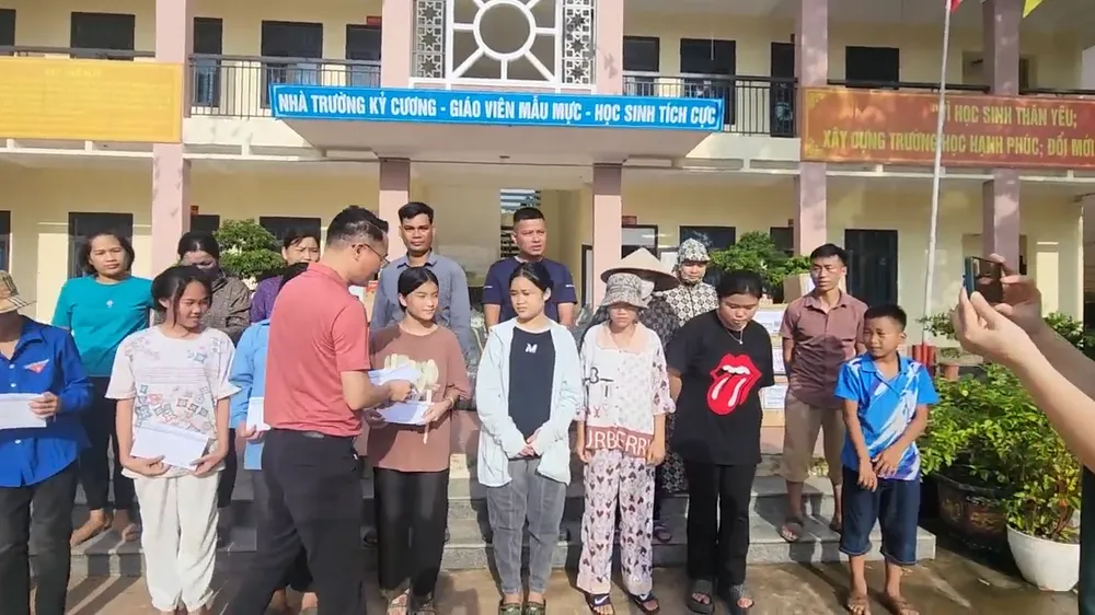 Sai Gon Giai Phong Newspaper reporters swiftly reach the areas impacted by Typhoon Yagi, delivering aid to residents and helping them stabilize their lives.