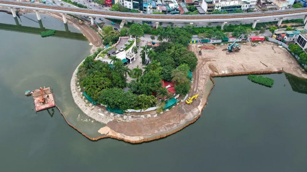 Hồ Hoàng Cầu đang bị lấp tạm một phần mặt hồ để thi công cải tạo